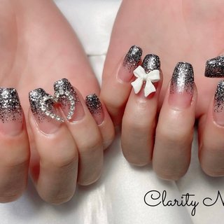 ラメグラ+オプションパーツ💅✨ 
#ジェルネイル#ネイル#nail#シンプル#持ち込みアート#天王寺#阿倍野#プライベートサロン#ネイルサロン#秋冬ネイル#秋ネイル#冬ネイル#水彩アート#アートし放題#定額デザイン#シンプル#ニュアンス#ニュアンスネイル#ちゅるんネイル#オフィスネイル#フィルイン一層残し#フィルイン#フットネイル#foot#hand#spring#summer#autumn#winter#privatesalon #秋 #冬 #オールシーズン #ハンド #グラデーション #ビジュー #ラメ #ブラック #シルバー #ジェルネイル #お客様 #Clarity Nail #ネイルブック