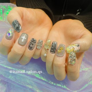 . ヒプマイ　#伊奘冉一二三 
ライブ用にド派手に✨🥰
.
.
☆----------------------------------☆
【nail salon Q's】
広島市中区ネイルサロン
痛ネイルお任せください☆
@itanail.salon.qs

▷ご予約お問い合わせ
LINE🆔→@qjl6923b(@含む)
又はDMよりお待ちしてます。

▷営業時間
10時〜18時最終受付（時間外対応可）
金曜休

▷一本からの施術も可🙆‍♀️
事前ご用意のため1週間程度
お時間をいただいております♪

痛ネイル以外のデザインもやってます
→@nail.salon.qs

☆----------------------------------☆

#痛ネイル広島　#痛ネイル　#ヒプマイ
#広島痛ネイル　　#ヒプマイネイル　#麻天狼 #麻天狼ネイル　#ヒプマイ好きさんと繋がりたい # #和柄ネイル
#広島　#ブライダルネイル
#ネイルチップ広島　#ネイルチップオーダー　#広島ネイルチップ #ブライダル #痛ネイル #和柄 #Ryo #ネイルブック