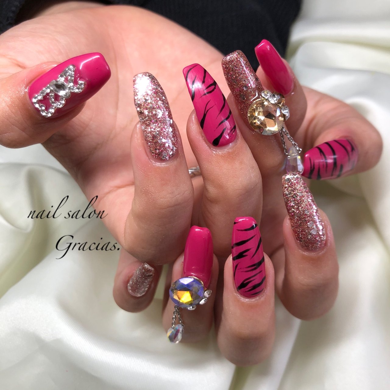 成人式ギャルネイル 渋谷ギャルの成人式ネイル💅✨ ピンクかわいい💕 こちらのネイル