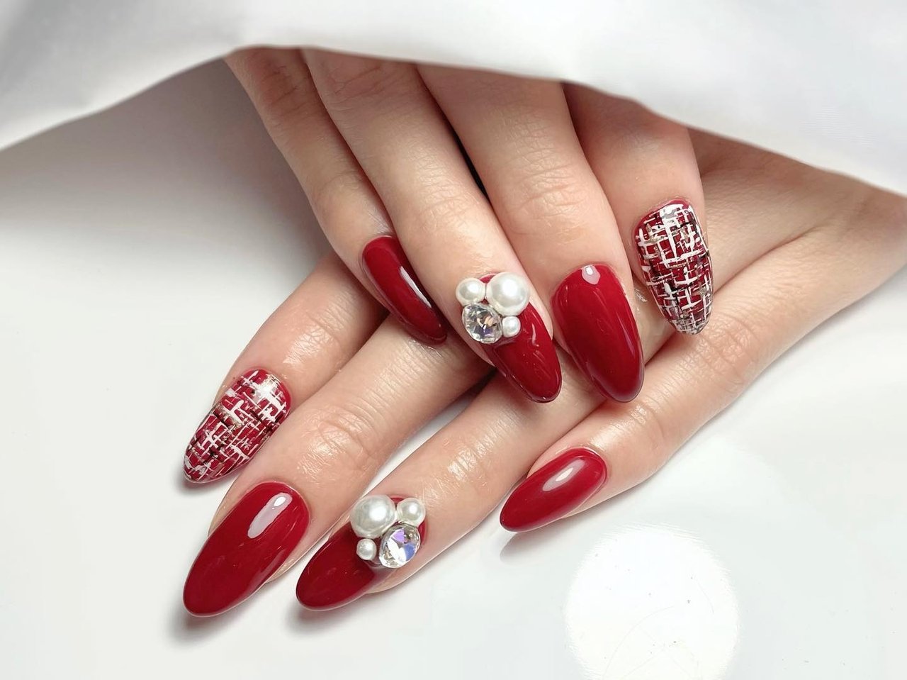 冬/ビジュー/ワンカラー/ツイード/レッド - 美蘭のネイルデザイン[No