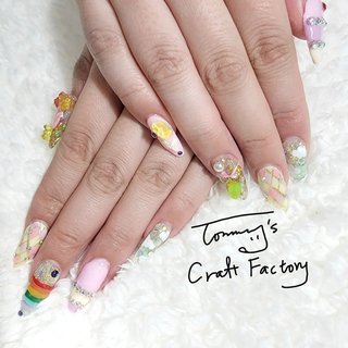 お客様ネイル✨💍✨ ゆめっぽお空&ランダムチェックに有料パーツのグミベアでゆめかわポップに仕上がりました💝
※パーツ代別途

#tommyscraftfactory 
#ゆめかわネイル 
#春ネイル 
#パステルネイル 
#レインボーネイル 
#スカルプチュア 
#雲ネイル 
#量産型ネイル 
#地雷系ネイル 
#アートし放題 
#付け放題ネイル #春 #オールシーズン #女子会 #ハンド #キルティング #リボン #個性派 #ロング #ポイント #パステル #スカルプチュア #お客様 #Tommy #ネイルブック