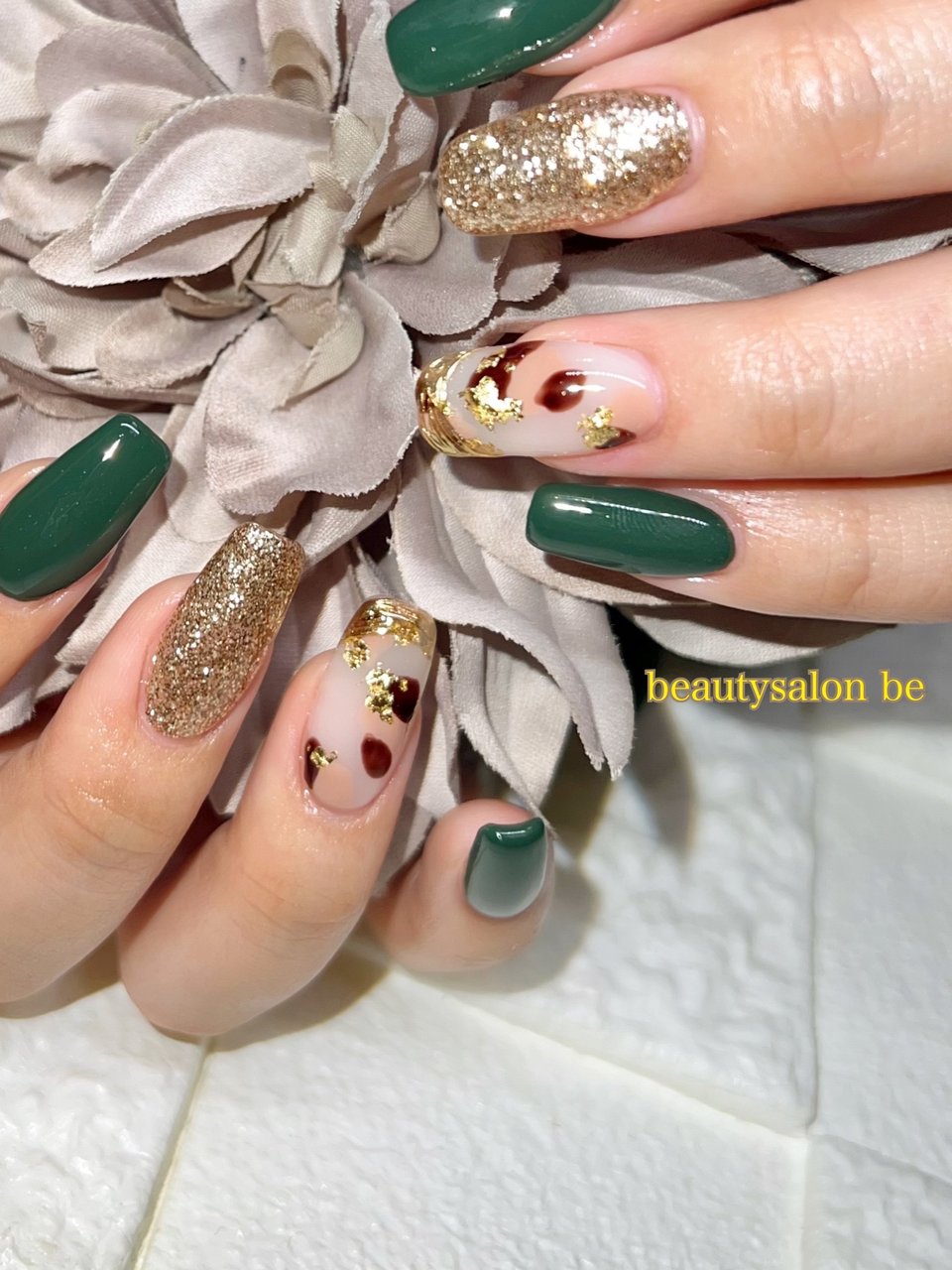 ハンド/グリーン/ゴールド - be Nailのネイルデザイン[No