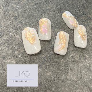 ネイルデザイン⟡.·*. キラキラのゴールドの上にぷっくり可愛いニュアンスネイルネイルです＾＾♡
店内サンプルチップの中にございます❀.*･ﾟ

#フレンチネイル #グレーネイル #もやもやネイル 
#ミラーネイル #ミラーアート #アクセサリーネイル
#佐賀サロン #佐賀市サロン #佐賀まつげエクステ #佐賀ネイル #佐賀市エクステ #佐賀市ネイル
#まつげエクステ #アイブロウ #ネイル #エクステ
#ワンホンエクステ #ネイルサロン #佐賀アイブロウ
#ニューオープン #ニュアンスネイル #ネイルデザイン
#likonailandeyelash #オールシーズン #七夕 #海 #ブライダル #ハンド #ラメ #ニュアンス #ミラー #ぷっくり #キラキラ #ミディアム #スクエアオフ #ホワイト #ゴールド #シルバー #ジェルネイル #LIKO nail&eyelash #ネイルブック