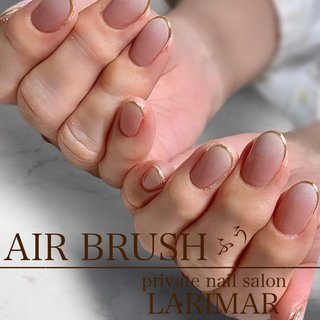 . 
【DESIGN】コース

エアブラシ風♡

エアブラシは吹いてませんが
そんな感じに(^^)
シンプルで綺麗なお手元
皆さん目が行くはず
先端はミラーの極細フレンチ

夫が写真を見て"エアブラシ？"…と。
やった♪

#国立#国立ネイル#国立ネイルサロン#光療#大人ネイル#セルフネイル#プライベートネイルサロン#オフィスネイル#大人ネイル#chocolate#チョコネイル#バレンタインネイル#シンプルネイル#ミラーネイル#エアブラシ#エアブラシ風#グラデーションネイル#ホワイトグラデーション #バレンタイン #オフィス #シンプル #グラデーション #ミラー #セルフネイル #private nail salon larimar #ネイルブック