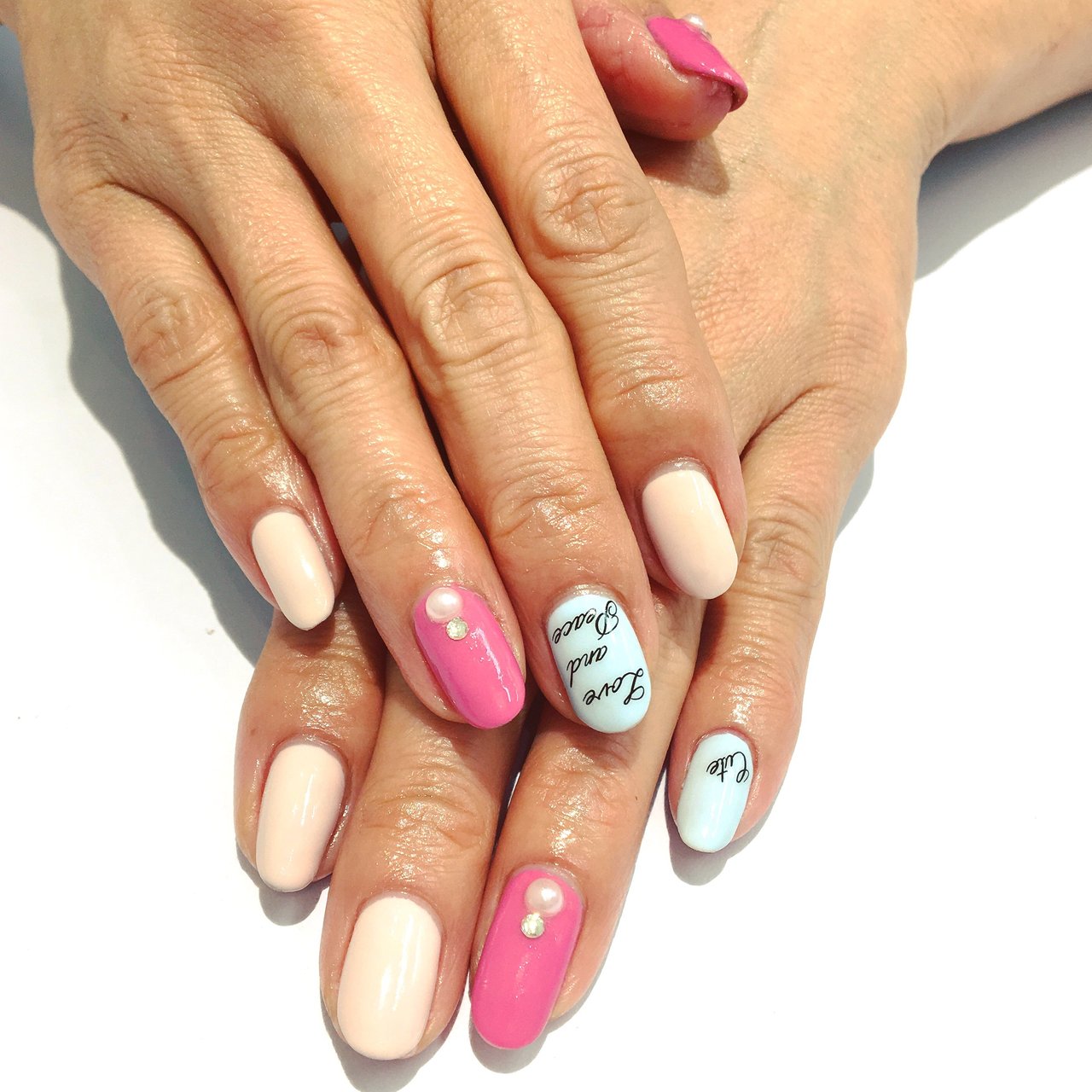 イニシャル ホワイト ピンク 水色 ネイルシール Qbnailのネイルデザイン No ネイルブック