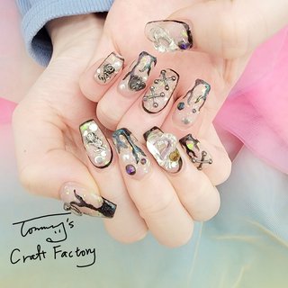 お客様ネイル✨💍✨ 炎ネイルにマグネットをプラスしてよりカッコよく🆒
パーツものせのせでがっつりアートになりました💝
※パーツ料金別途

#nailbook_fan 
#tommyscraftfactory 
#原宿ネイルサロン 
#シェアサロン 
#スカルプチュア 
#アートし放題 
#手描きアート 
#炎ネイル 
#パンク
#ロックネイル 
#マグネットネイル #オールシーズン #ライブ #推し活 #ハンド #ラメ #マグネット #キラキラ #個性派 #ロング #コフィン #ホワイト #ブラック #モノトーン #スカルプチュア #お客様 #Tommy #ネイルブック