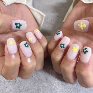 #ホワイトネイル #マットネイル#フラワーネイル#ぷっくりフラワー#おしゃれネイル#スクエアネイル#マットコートネイル#イエローネイル #グリーンネイル#個性派ネイル #個性的ネイル #オールシーズン #デート #女子会 #ハンド #フラワー #アンティーク #マット #アイシング #韓国 #ミディアム #スクエア #ホワイト #イエロー #グリーン #ジェルネイル #お客様 #bambi_1127 #ネイルブック