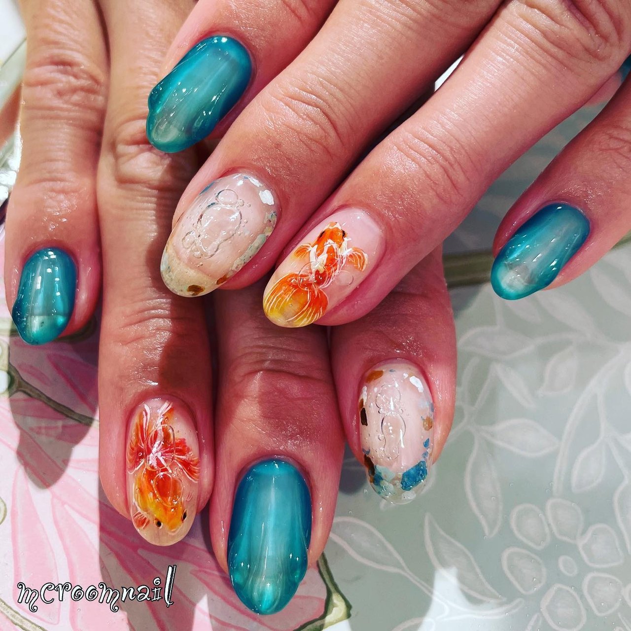 痛ネイル/ニュアンス/個性派/金魚 - mcroomnailのネイルデザイン