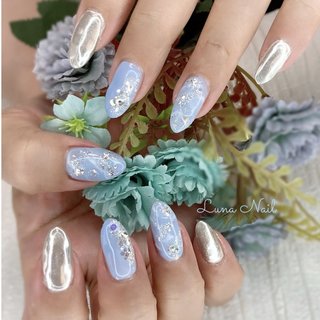 . くすみ水色×シルバーミラーの組み合わせがクールなデザイン💅🏻
水色ベースにはさざなみ風のニュアンスアートを施し、ラメやホログラム、ビジューでキラキラ✨に仕上げました🤗
シルバーミラーは眩しい輝き🎶
梅雨から夏にかけてオススメの、清涼感あふれるネイルです💁🏻‍♀️
.
#ネイル #ネイルデザイン #梅雨 #梅雨ネイル #夏 #夏ネイル #水色 #くすみ水色 #シルバー #ミラー #シルバーミラー #クールネイル #ラメ #ホログラム #ビジュー #ニュアンス #ニュアンスネイル #長岡京市ネイルサロン #nailbook_fan #nailbookプリアンファサポーター #夏 #梅雨 #海 #パーティー #ハンド #ビジュー #ラメ #ニュアンス #ミラー #キラキラ #ロング #ポイント #水色 #シルバー #メタリック #ジェルネイル #お客様 #lunanail2018 #ネイルブック