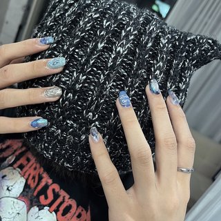 いもーとの大学のサークルお友達🩵 
よく話を聞いていたからお会いできて嬉しかったし、妹が仲良くさせてもらってる理由がよくわかったし、妹のように可愛かった🫶🏻

妹と仲良くしてくれてありがとうございます🙇🫶🏻
そして、私のところへ来たいと言ってくれて本当にありがとう。

大切な大切なBiSH解散ライブ用ﾈｲﾙ

イメージは、1番好きだと言う〖SEE YOU〗のジャケ写のみ😂
初めて会ったのに私を信じて任せてくれて、こんな大事なイベントネイルをさせてくれてありがとう。

最高に楽しんで沢山涙してきてね❕❕

#埼玉ネイル#川越ネイル#個性派ネイル#クリアネイル#ニュアンスネイル#ミラーネイル#ネイル#オーロラネイル#マグネットネイル#フレンチネイル#韓国ネイル#うるうるネイル#ネイルチップ#スカルプネイル#ジェルスカルプ#フィルイン#フットネイル#春ネイル#梅雨ネイル#夏ネイル#bish#bishネイル#モモコグミカンパニー#bishisover #夏 #オールシーズン #梅雨 #ライブ #ハンド #ニュアンス #ミラー #個性派 #韓国 #ミディアム #コフィン #ブルー #ネイビー #シルバー #ジェルネイル #お客様 #UkaᥫᩣBeauty salon K #ネイルブック