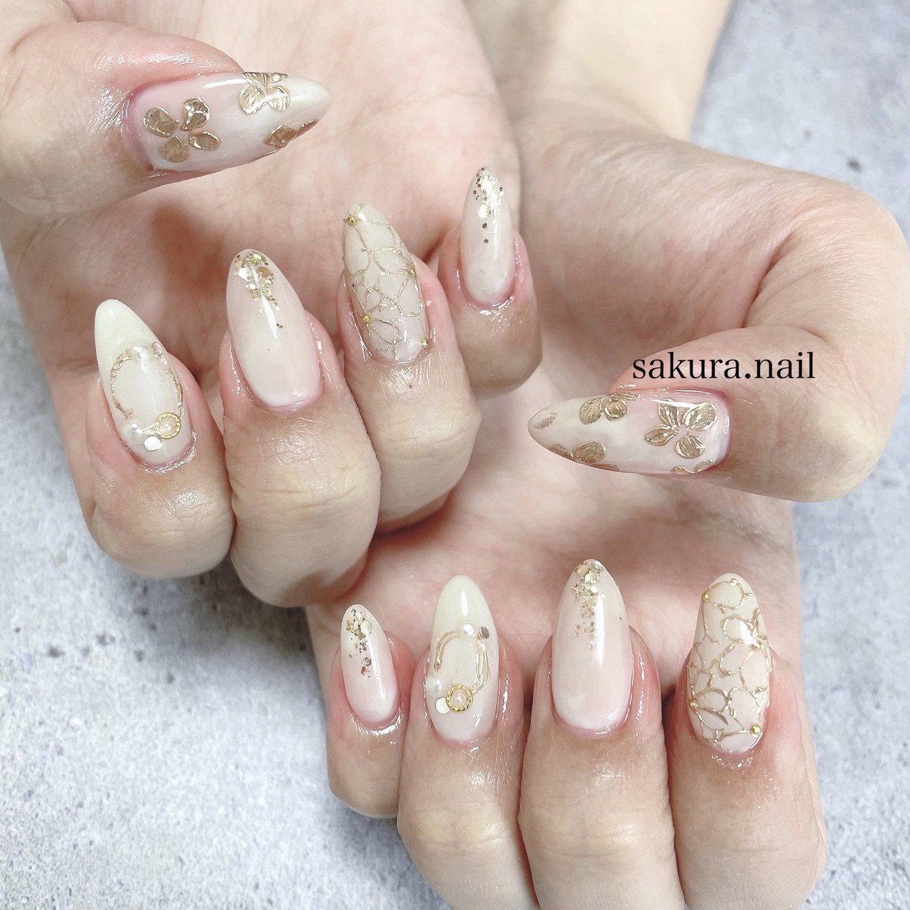 ハンド/ホワイト/ピンク/ゴールド - sakura.nailのネイルデザイン[No