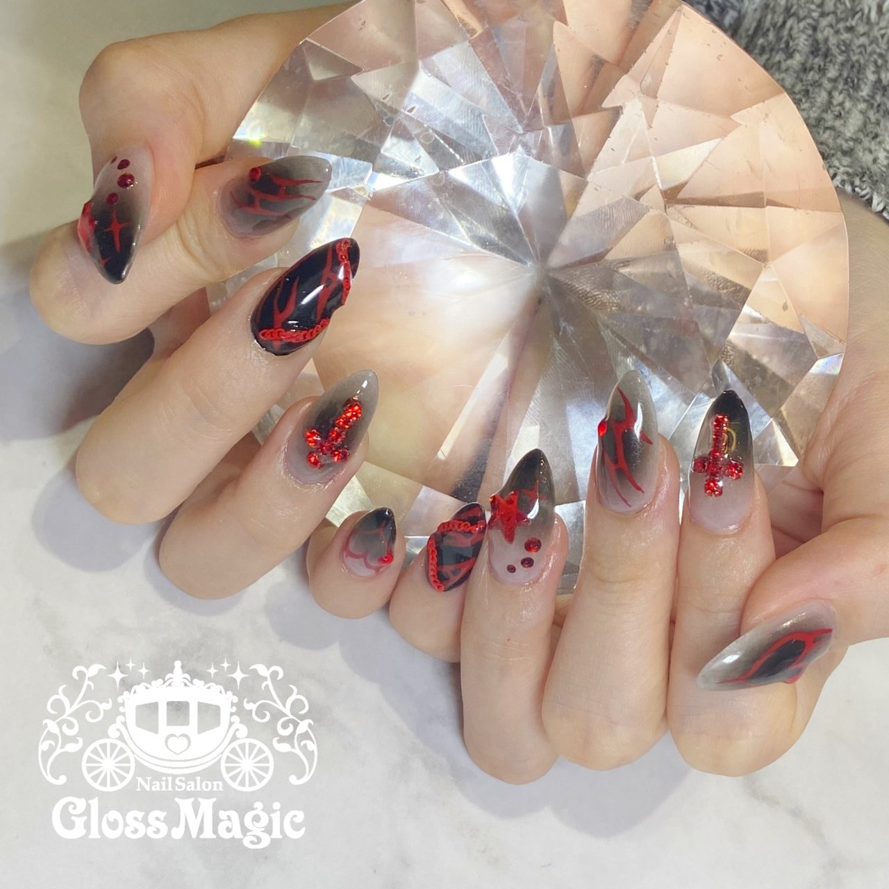 ジェルネイルチップ　赤✕黒　蝶々　ハート　チェーン　ワンホン オールシーズン/ライブ/ハート/星/チェーン - YUN 💅のネイルデザイン