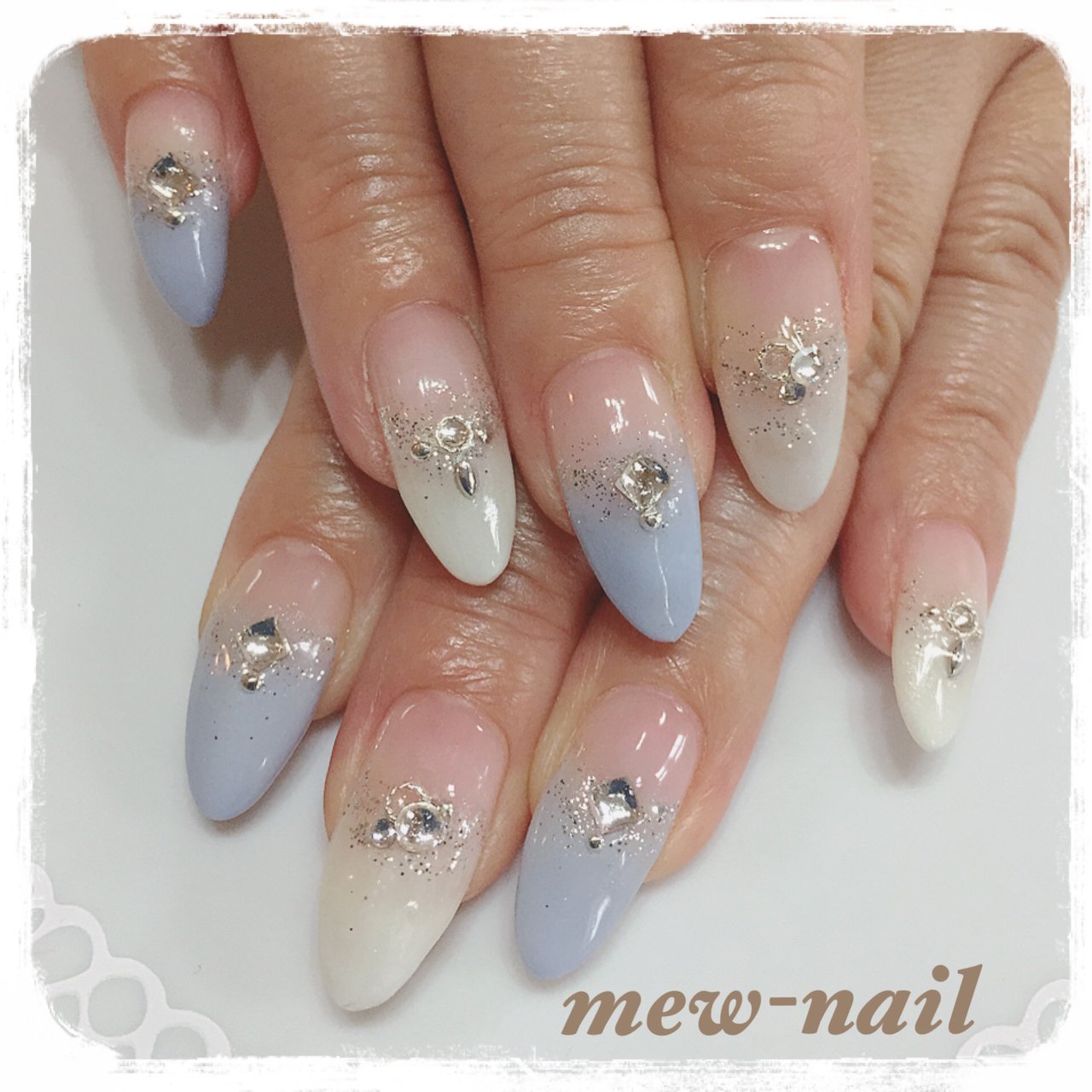 グラデーション ホワイト 水色 スモーキー Mew Nailのネイルデザイン No 2204165 ネイルブック