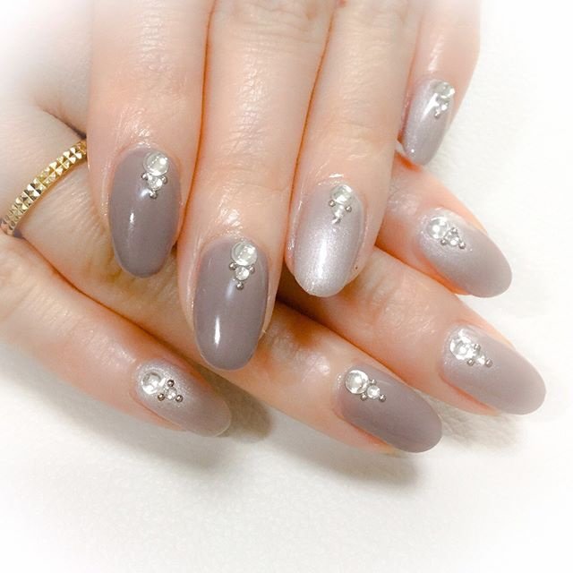 パーティー ハンド ワンカラー ミディアム グレージュ Aira Nail Privatesalonのネイルデザイン No 232 ネイルブック