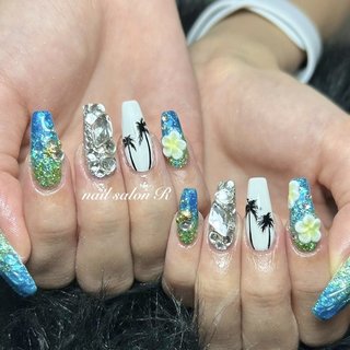ラメをベースにした夏ネイル💙 3Dと埋め尽くしでギャルっぽく🫶✨
ご来店ありがとうございました😊✨

初回ストーンつけ放題✨
初回他店オフ無料✨
ハンドジェル¥4000〜
スカルプチュア¥7000〜
フットジェル¥4000〜

ご予約、お問い合わせ、ご質問はDM、LINEよりお待ちしております☺️
nail salon Ｒ　ネイルサロンアール
LINE:@703hxxsb
Instagram:@nailsalonr 9
住所:岐阜県大垣市築捨町3-69
営業時間:9:00〜18:00
定休日なし
スタッフ4人、4席あり
駐車場4台分あります🚘
クレジット、QR決算OK💰
お子様ご来店OK👶
フィルイン導入店💅
持ちが悪い方や、爪が薄い方や、爪が弱い方は是非ご来店ください✨
映画、アニメ、ドラマ、YouTube見放題📺

#💅#ネイル #ネイルデザイン #デザインネイル #ジェルネイル #スクエアネイル #ロングネイル #ブルー #イエロー #ホワイト #シルバー#3d #フラワー #グラデーション #ハンドネイル #7月ネイル #8月ネイル#艶ネイル #おしゃれネイル #大垣 #大垣ネイル #大垣ネイルサロン #岐阜ネイルサロン#ネイルサロンR #ネイル好きな人と繋がりたい #nail#naildesign#nailbook_fan#nailsalonR #夏 #七夕 #海 #リゾート #ハンド #グラデーション #3D #トロピカル #スターフィッシュ #キラキラ #ロング #スクエア #イエロー #ブルー #シルバー #ジェルネイル #お客様 #nailsalon R 【ネイルサロンアール】 #ネイルブック