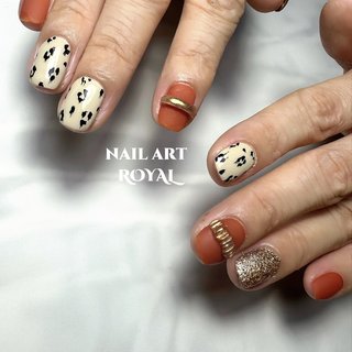 ミックスカラーのオレンジ🍊 前別の方に施術したデザインの#ショートスクエア　バージョン⭕️
シンプルめだからお客様のファッションにも合う🕶️
カラーの指定がいつもおしゃれで混ぜて作るの楽しい🥹
#オレンジネイル #あきネイル#秋ネイル #秋ネイルデザイン#シンプルデザイン#おしゃれネイル#スナジェル#toysbyinity #レオパードネイル#ヒョウ柄ネイル#大人レオパードネイル #豊橋ネイル#リングネイル#ゴールドリング#ブラウン系ネイル#大人派手ネイル#ギャルネイル#ショートネイル#ショートネイルデザイン#短めデザイン #夏 #秋 #オールシーズン #女子会 #ハンド #ショート #スクエアオフ #ベージュ #オレンジ #ゴールド #ジェルネイル #ROYAL _AMI #ネイルブック