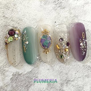 ジェルネイルチップ　グリーン✕黒　チェーン　クラウン　蝶々　縦グラデ ジェルネイルチップグリーン✕黒チェーンクラウン蝶々縦グラデ