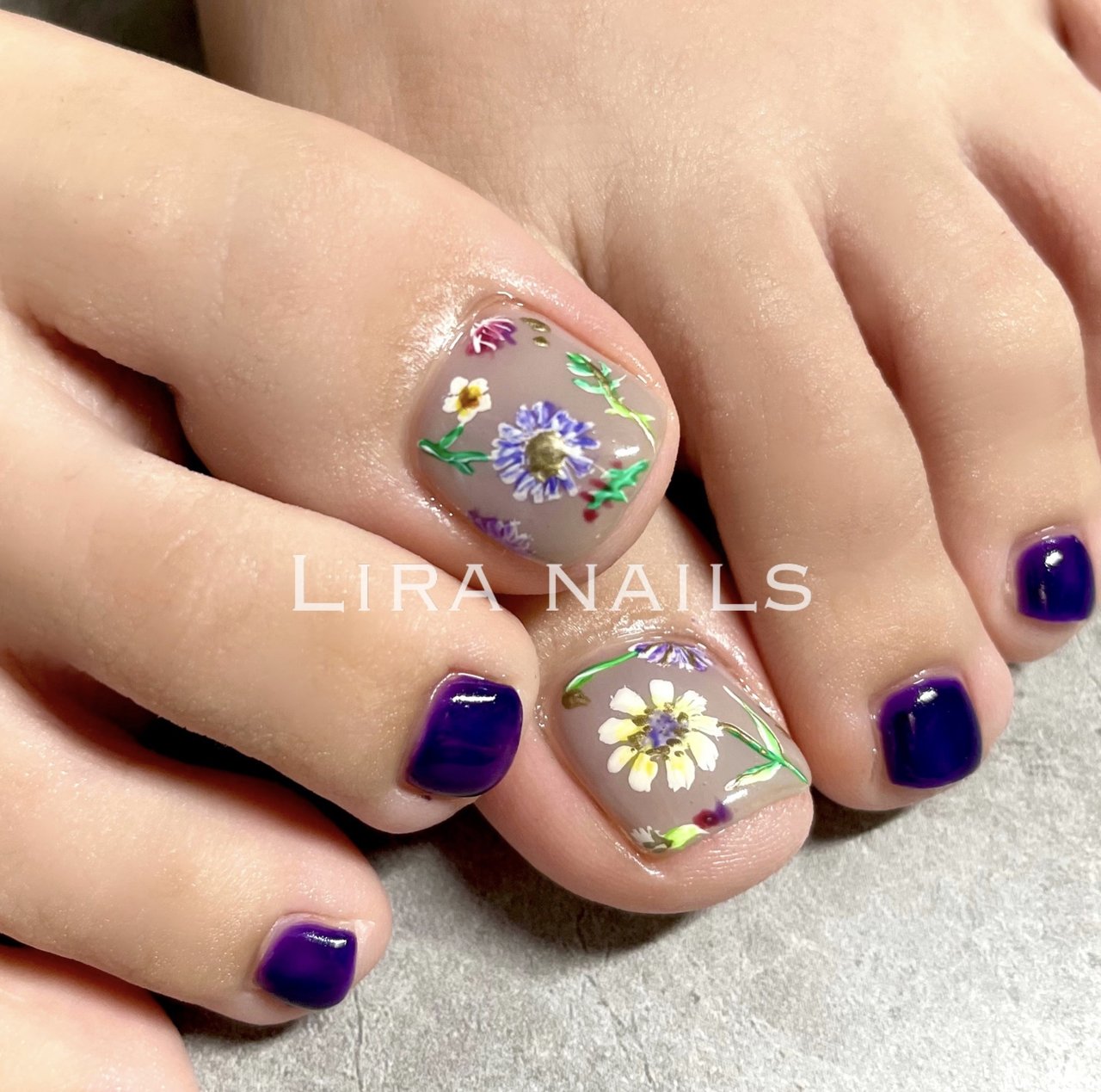 フット】グレージュフラワー フットネイルチップ ニュアンス