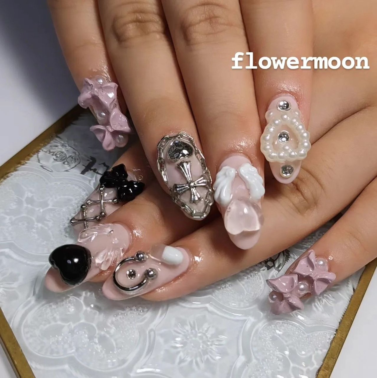 ハンド/ビジュー/ハート/チェーン/リボン - flowermoon_emiのネイル