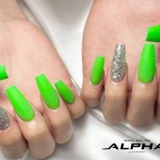 グリーンマットネイル 派手かわいいグリーンのワンカラーネイル。
マットなグリーンがおしゃれ。
ワンポイントのシルバーラメもかわいい！

＃ワンカラーネイル　＃マットネイル
#グリーンネイル　#ギャルネイル　＃ラメネイル #冬 #女子会 #ハンド #ラメ #マット #ロング #スクエア #グリーン #シルバー #ジェルネイル #お客様 #bg_nail #ネイルブック