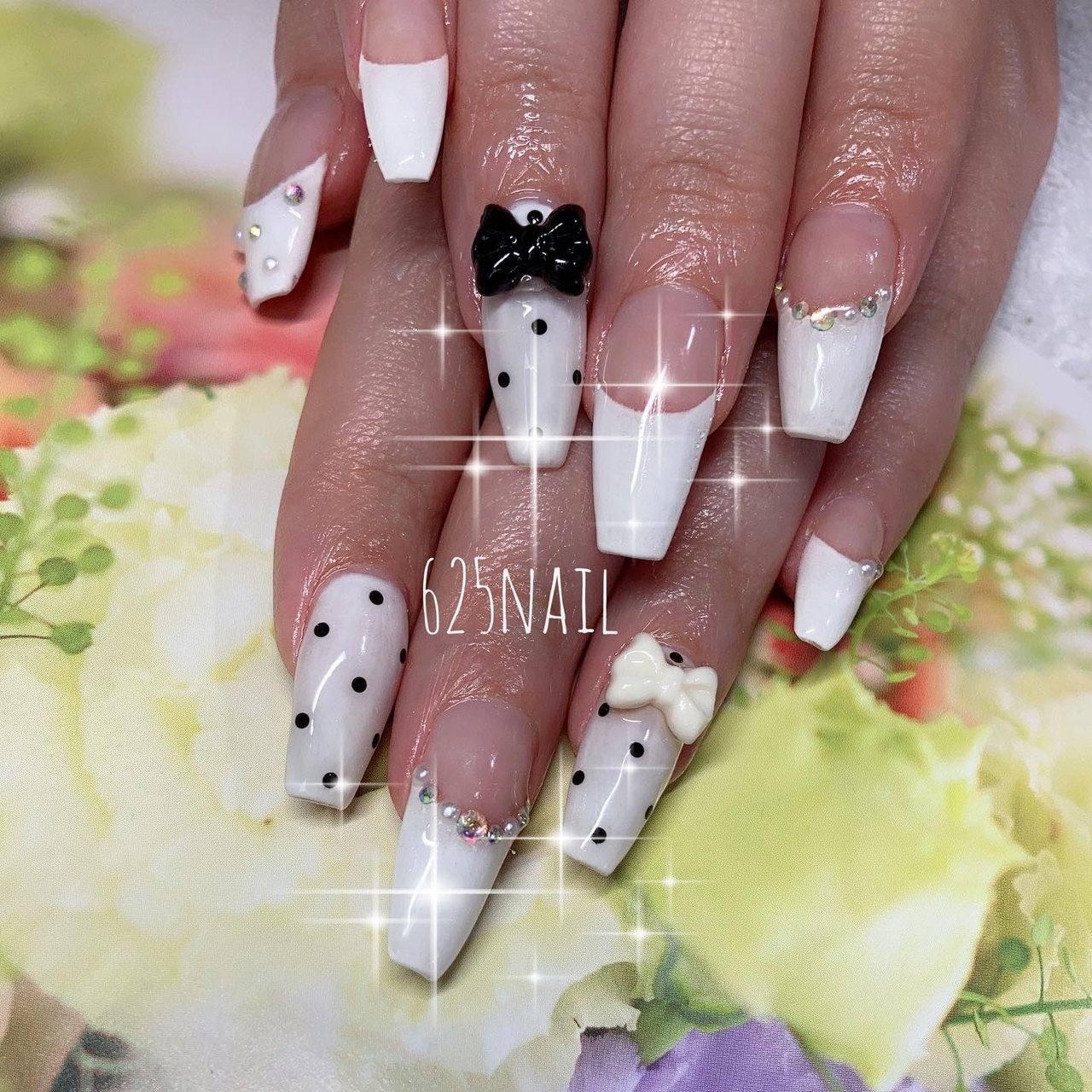 ネイルデザイン 春に人気の高いホワイト×ピンクの桜ネイル。指先で明るく