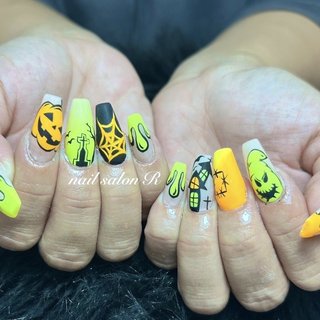 手書きハロウィンネイル🎃💛🧡 ご来店ありがとうございました😊✨

初回ストーンつけ放題✨
初回他店オフ無料✨
ハンドジェル¥4000〜
スカルプチュア¥7000〜
フットジェル¥4000〜

ご予約、お問い合わせ、ご質問はDM、LINEよりお待ちしております☺️
nail salon Ｒ　ネイルサロンアール
LINE:@703hxxsb
Instagram:@nailsalonr 9
住所:岐阜県大垣市築捨町3-69
営業時間:9:00〜18:00
定休日なし
スタッフ4人、4席あり
駐車場4台分あります🚘
クレジット、QR決算OK💰
お子様ご来店OK👶
フィルイン導入店💅
持ちが悪い方や、爪が薄い方や、爪が弱い方は是非ご来店ください✨
映画、アニメ、ドラマ、YouTube見放題📺

#💅#ネイル #ネイルデザイン #デザインネイル #ジェルネイル #スクエアネイル #ロングネイル #オレンジ #イエロー#ブラック#ホワイト #手書きネイル #手書きアート #ハロウィン #秋ネイル #ハンドネイル #10月ネイル #11月ネイル#マットネイル #おしゃれネイル #大垣 #大垣ネイル #大垣ネイルサロン #岐阜ネイルサロン#ネイルサロンR #ネイル好きな人と繋がりたい #nail#naildesign#nailbook_fan#nailsalonR #秋 #ハロウィン #ハンド #変形フレンチ #マット #個性派 #ロング #スクエア #オレンジ #イエロー #ブラック #ジェルネイル #お客様 #nailsalon R 【ネイルサロンアール】 #ネイルブック