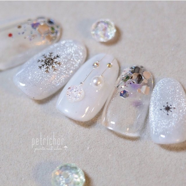 雪の結晶ネイルでひんやり儚い冬ネイルを♡|2023トレンドネイル