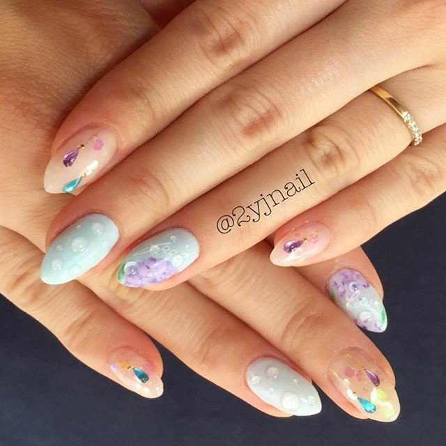 梅雨 フラワー 水滴 ホワイト 水色 Yuka Nailのネイルデザイン No ネイルブック