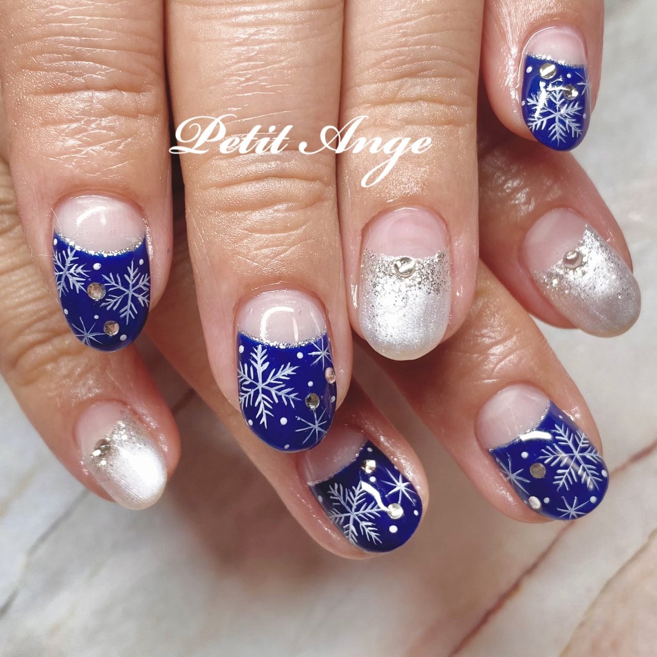 オーダーネイルチップNo.15 冬 手書き雪の結晶 クリスマス 冬/クリスマス/ハンド/フレンチ/雪の結晶 - Petit Angeのネイル