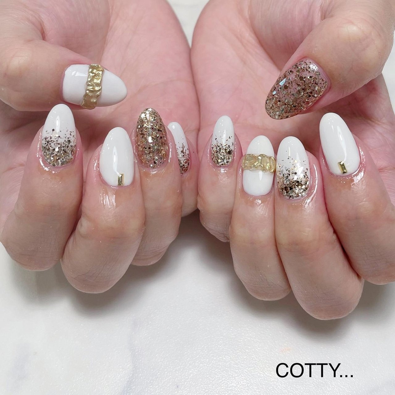 ニュアンス/キラキラ/リング/ホワイト/ゴールド - YUKOのネイル