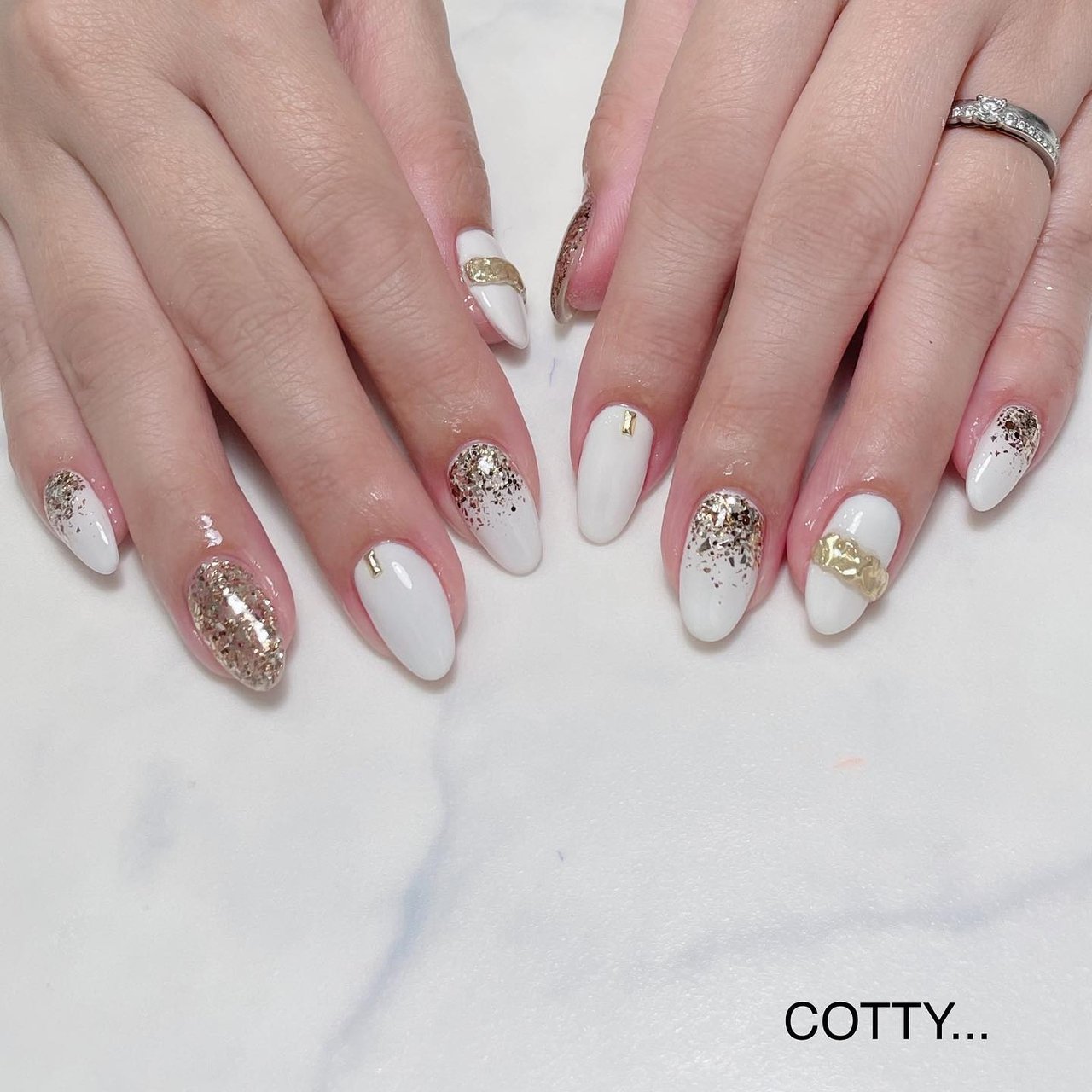 ニュアンス/キラキラ/リング/ホワイト/ゴールド - YUKOのネイル