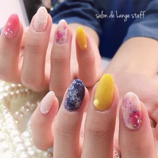 夏はカラフルに♡ #夏 #梅雨 #海 #リゾート #ハンド #ビジュー #ラメ #アンティーク #デニム #レース #ミディアム #ピンク #イエロー #シルバー #ジェルネイル #お客様 #salon de Lange（サロンドランジェ） #ネイルブック