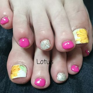 ひまわりフットネイル✨ #夏 #梅雨 #海 #浴衣 #フット #シンプル #ラメ #ワンカラー #フラワー #ショート #ピンク #イエロー #シルバー #ジェルネイル #お客様 #自宅ネイルサロンLotus-Maya #ネイルブック