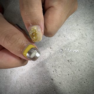 navy × yellow. 
おまかせ親指◎

#お洒落ネイル #おしゃれネイル #ニュアンスネイル #ネイル #ネイルデザイン #ネイルアート #個性派ネイル #個性的ネイル #ぷくぷくネイル #大人可愛いネイル #うねうねネイル #もやもやネイル #イエロー #フィルイン #シルバー #ぷっくりネイル #ネイビー #ミラー #ちぐはぐネイル #アートが好きなサロン #名古屋ネイルサロン #プライベートサロン#駅近ネイルサロン #ネイルブック #nail #nailbook #naildesign #nailart #nailstagram #オールシーズン #ハンド #ニュアンス #ミラー #大人 #ぷっくり #個性派 #ショート #スクエア #クリア #イエロー #シルバー #ジェルネイル #お客様 #MISA #ネイルブック