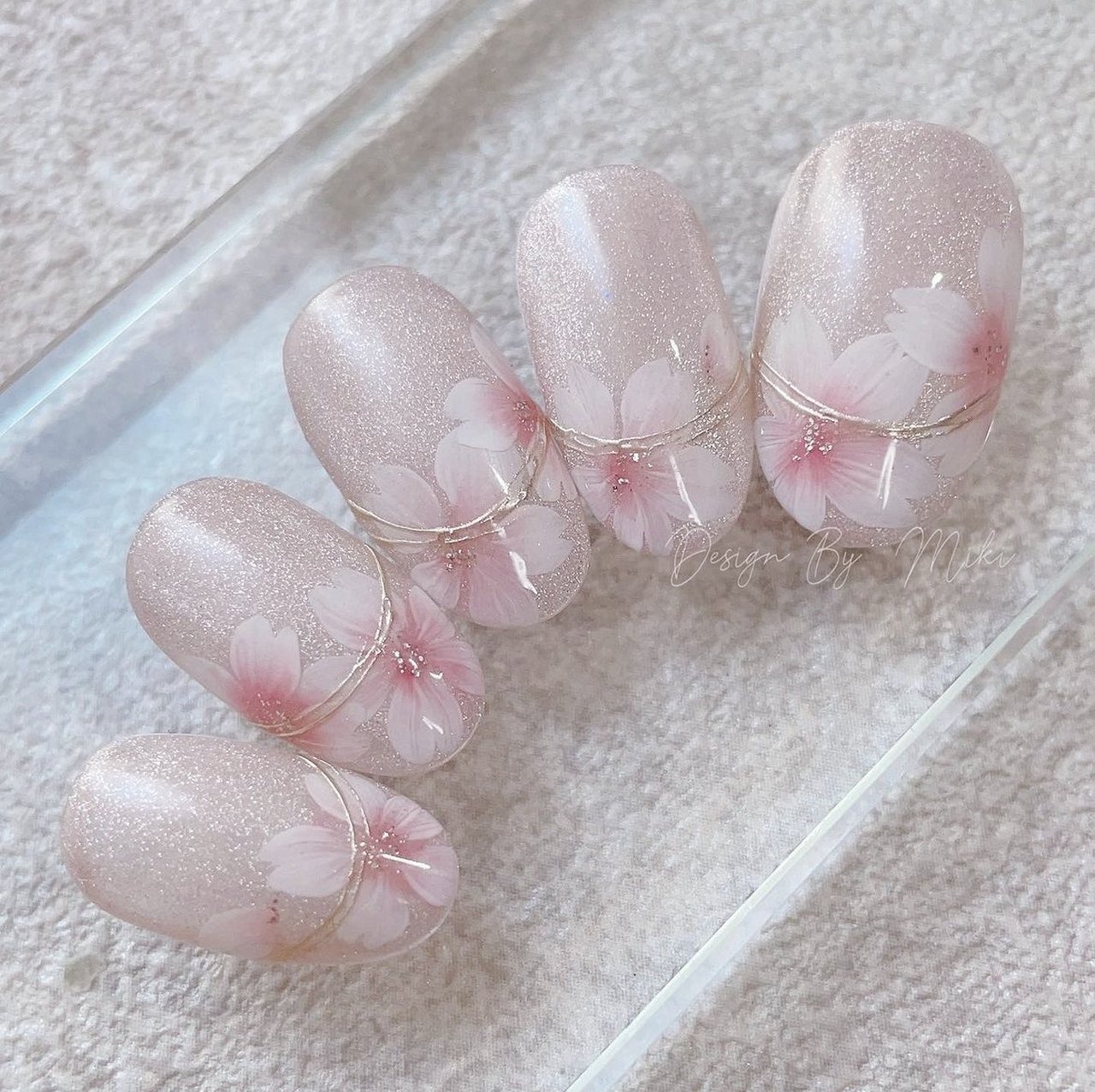 まっつん　ニュアンスネイル　ぷっくりフラワー　花　大人　成人式 ニュアンスホワイトのぷっくりフラワーネイル/フラワーネイル