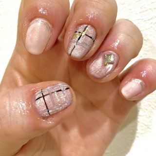 ずっと使ってみたかった微粒子マグ、めっちゃ可愛いけどめっちゃ難しい💧 すっごいマグ動く〜😅 #冬 #女子会 #ハンド #ビジュー #チェック #アイシング #ミディアム #スクエアオフ #ホワイト #ピンク #ブラック #ジェルネイル #セルフネイル #ゆか #ネイルブック