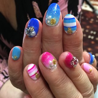 左右同デザインのカラー違いがかわいい♡ 二度楽しめます。

#アートし放題 #ジェルネイル #ハンド #シェル#ボーダー#グラデーション #ハンド #グラデーション #シェル #ボーダー #ホワイト #ピンク #ブルー #white lotus Nail #ネイルブック