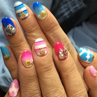 たくさんのデザインを詰め込んだゴージャスなネイル♡ ボーダーのパインがアクセントに(^^)

#ハンド #ジェルネイル #アートし放題 #ボーダー #シェル #グラデーション #パイナップル #アシンメトリーネイル #ハンド #グラデーション #マリン #ボーダー #ピンク #ブルー #カラフル #white lotus Nail #ネイルブック