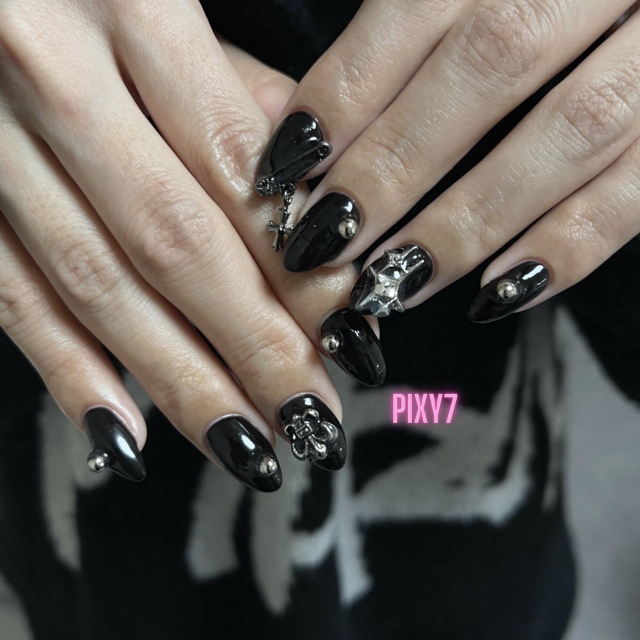 ハンド/ワンカラー/個性派/韓国/ブラック - nanakaのネイルデザイン[No