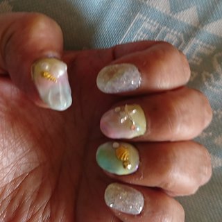 マーメイド、夏💅っぽく夢かわ🎵 親指は人魚の鱗をチャレンジ✌️
パーツは夏らしくしてみました☺️
オーロラパウダー使ってます #夏 #梅雨 #海 #女子会 #ハンド #ラメ #シェル #パール #トロピカル #マリン #マーメイド #ミディアム #ピンク #イエロー #水色 #シルバー #ジェルネイル #セルフネイル #you♪ #ネイルブック