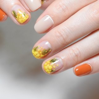 ミモザの花のふわふわ感が春らしく可愛いデザイン🌼 
#春ネイル #ミモザ #春ネイル2024 #イエローネイル #春 #卒業式 #入学式 #ハンド #フラワー #ぷっくり #ショート #スクエア #ベージュ #オレンジ #イエロー #ジェルネイル #お客様 #misa #ネイルブック