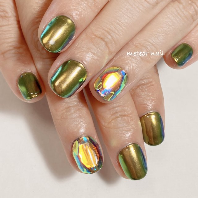 ギラっと輝く！夏の日差しに映えるメタリックネイル|2024人気ネイル  