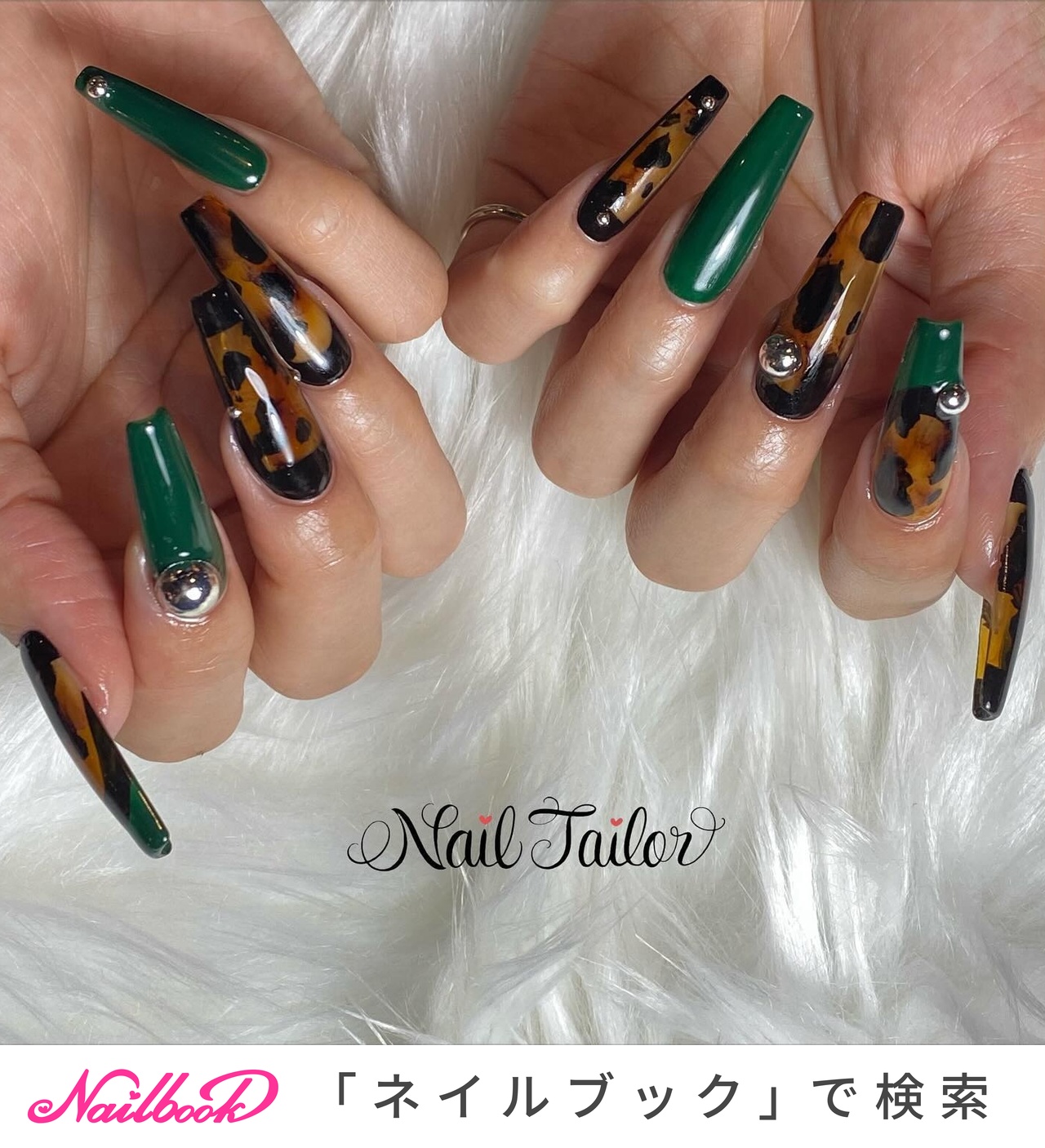 ジェルネイルチップ　グリーン✕黒　チェーン　クラウン　蝶々　縦グラデ ジェルネイルチップ グリーン✕黒 チェーン クラウン 蝶々 縦グラデ
