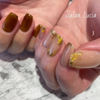 お客様ネイル💅 
大人気スタッフ佐々木ネイルデザイン♪
小花なデザインがとっても上品でかわいいです！！

#春ネイル#フラワーネイル#上品ネイル#左右非対称ネイル
 
ｰｰｰｰｰｰｰｰｰｰｰｰｰ 
【トップネイリスト戸塚】 

～料金～ 

アート6本コース　￥12980

**2h** 
ｰｰｰｰｰｰｰｰｰｰｰｰｰｰ 
☎︎0427037222 
プロフィールから簡単予約💕 

#salonlucia#lucia#nail#サロンルチア#ネイル#ジェルネイル#メンズネイル#橋本ネイル#ネイルデザイン#橋本ネイルサロン#橋本駅#ハンドネイル#フットネイル#角質ケア#相模原ネイルサロン#パラジェル#春ネイル#感染予防対策ネイルサロン#個室サロン#手話が出来るネイリスト#手話が出来るネイルサロン#手話#nailbook_fan#さがらぶ #春 #パーティー #デート #ハンド #ワンカラー #フラワー #アイシング #ミディアム #スクエア #イエロー #グリーン #ブラウン #ジェルネイル #ルチア #ネイルブック
