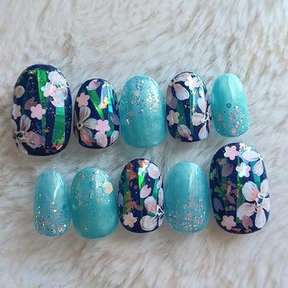 【オーダー】ネイルチップ　目玉　手書きフラワー　お花　ネイビー　ニュアンス韓国 オーダー】ネイルチップ 目玉 手書きフラワー お花 ネイビー
