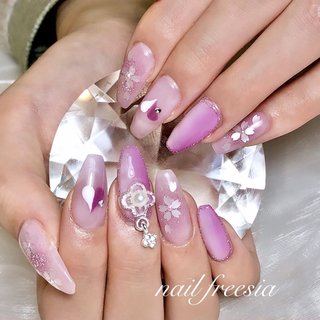 ゆれるパーツ ゆれるネイル 揺れるパーツのネイルデザイン｜ネイルブック