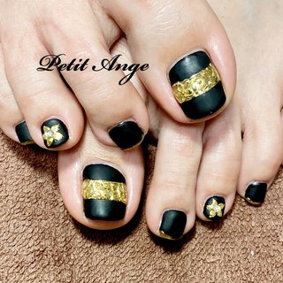 #フット #フットネイル #ハワイアンジュエリー #ハワイアンジュエリーネイル #ブラック #ミラーアート #ミラーフラワー #夏 #リゾート #フット #アイシング #ミディアム #スクエアオフ #ブラック #ゴールド #ジェルネイル #お客様 #Petit Ange #ネイルブック