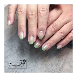 ・ ・
グリーン💚のキラキラグラデーション🎵
・
ちゅるんと美爪さん♡
・
伸びても綺麗に見えるようにフォルムにこだわって作ってます(*´꒳`*)
・

・
・
当店は爪育成技術を持ったネイルサロンです♫
𓍯toiro nail 𓍯
︎ ꕤ全メニューに育成フィルイン導入ꕤ
〜お爪の負担を減らし綺麗に育てながらネイルをお楽しみ頂けます〜

▧爪の育成技術をもつネイリスト▧
medical nail planner 取得サロン
•お爪のお悩みご相談下さい•

こんなお悩みありませんか？
☑︎ 噛み爪、深爪、凸凹爪、貝爪、縦筋
☑︎ 爪が傷んでいる、割れる、欠ける
☑︎ ネイルの持ちがいつも悪く取れる
☑︎ 爪を見せるのが恥ずかしい、、
☑︎ 病院へ行っても治らない爪の悩み、
☑︎ ネイルサロン初めて、どうしていいか解らない

お気軽にお問合せお待ちしてます𓇢
・
メニュー詳細、ご予約、お問い合わせは
TOPページのURLよりご確認下さい🌱
・
・
ーーーーーーーーーーーーーーーーーーー.
○メディカルネイルプランナー
#爪の育成技術を持つネイルサロン
◯最強ケアネイリスト
◯パラジェル登録サロン
◯ネイリスト技能検定1級
◯ネイリスト衛生管理士
◯バクテリアネイル対応サロン
ーーーーーーーーーーーーーーーーーーー

toiro nail [トイロネイル]☘
福島県会津若松市門田町飯寺村東
9:00~17:00(要予約)
LINE @wmw7982m

#トイロネイル会津若松#ネイルサロン
#プライベートネイルサロン#ネイルデザイン
#自爪育成ネイルサロン#シンプルグラデーション　
#ナチュラルアート#ちび爪さん歓迎
#ネイリスト衛生管理士#シンプルネイル
#つやつやネイル#おしゃれネイル#長持ちネイル
#ショートネイル#お仕事ネイル#ナチュラルネイル#ご予約受付中#1日2名様限定#toironail#フォロー大歓迎 
#ネイルサロン#nail#トレンドネイル　
#会津若松市美容　#ラメグラデーション 
#会津若松市#会津ネイルサロン #オールシーズン #梅雨 #オフィス #ハンド #シンプル #グラデーション #大人 #ショート #スクエア #グリーン #ターコイズ #ジェルネイル #kana #ネイルブック