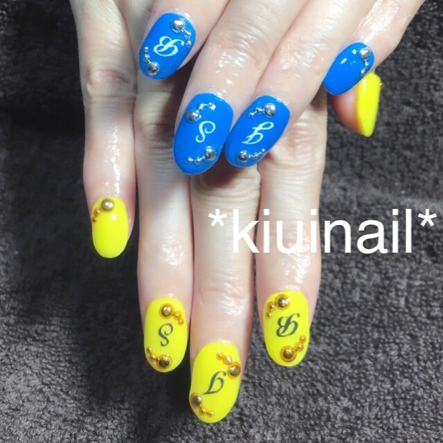ハンド イニシャル ショート イエロー ブルー Kiuinailのネイルデザイン No ネイルブック