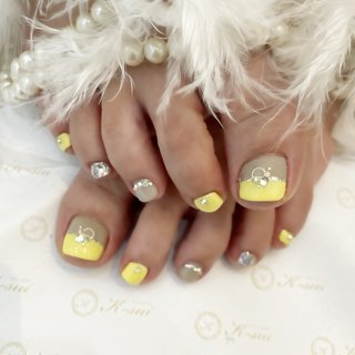 #フット #ジェルネイル #お客様 #変形フレンチ #ビジュー #ワンカラー #ラメ #キラキラ #春 #パーティー #デート #女子会 #フット #変形フレンチ #ビジュー #ラメ #ワンカラー #キラキラ #ショート #スクエア #イエロー #グレー #シルバー #ジェルネイル #お客様 #K_sui #ネイルブック